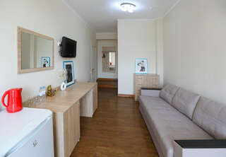 Гостиница Белый Дом Геленджик Двухкомнатный Комфорт с балконом и видом на море-5