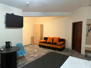 Гостиница Белый Дом Геленджик Семейный номер с видом на горы-2