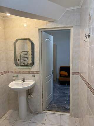 Гостиница Белый Дом Геленджик Семейный номер с видом на горы-4