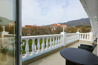 Гостиница Белый Дом Геленджик Двухкомнатный Комфорт с балконом и видом на море-9