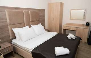 Гостиница Белый Дом Геленджик Семейный номер с видом на горы-1